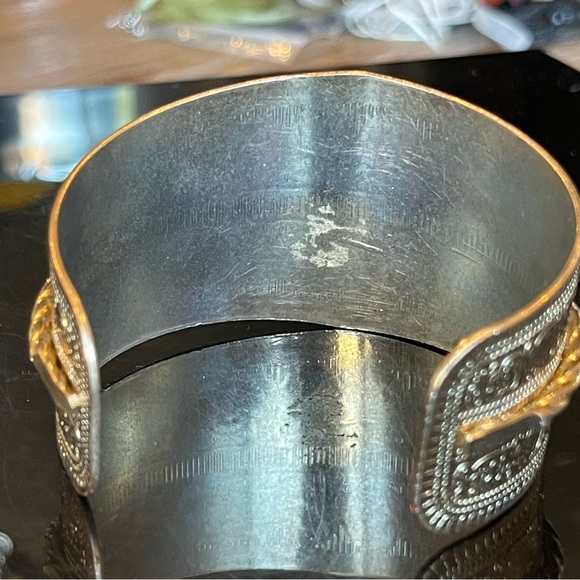 Gold Tone Embossed Cuff Bracelet Costume Women’s Jewelry - Picture 4 of 8